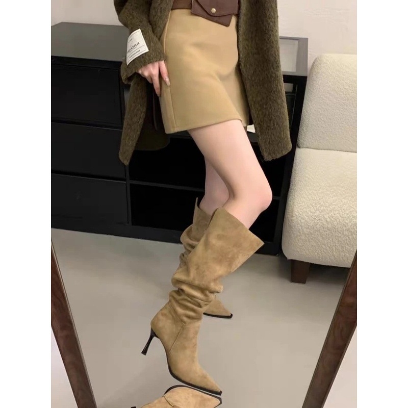 Aukštakulniai batai iki kelių su smailiu pirštu, aukštas stileto kulnas 6–8 cm, velūro viršus, šoninis užtrauktukas