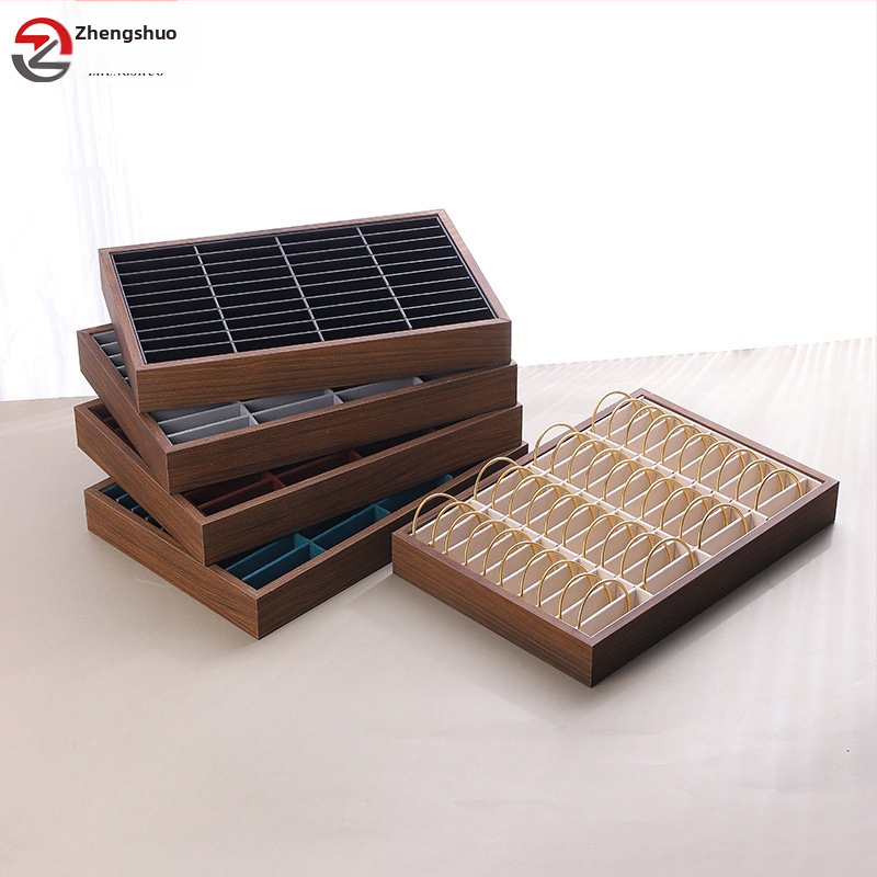 Поставка за гривни, масивно дърво, квадратен дизайн, едно ниво, висок клас, пролет 2025