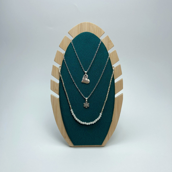 Kivehető láng alakú nyaklánc kiállító állvány bambusz héjjal, fém vázzal, egy szinttel, flanel és PU bőr kivitel