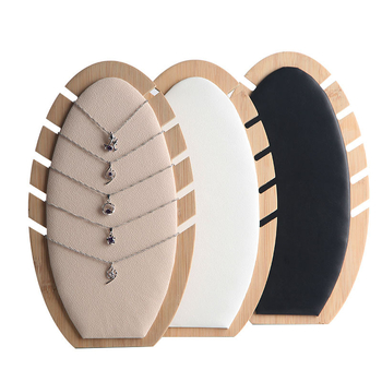 Kivehető láng alakú nyaklánc kiállító állvány bambusz héjjal, fém vázzal, egy szinttel, flanel és PU bőr kivitel