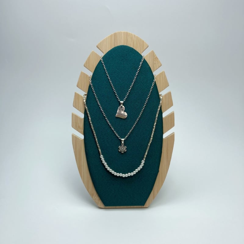 Kivehető láng alakú nyaklánc kiállító állvány bambusz héjjal, fém vázzal, egy szinttel, flanel és PU bőr kivitel