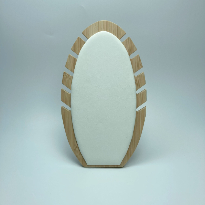 Kivehető láng alakú nyaklánc kiállító állvány bambusz héjjal, fém vázzal, egy szinttel, flanel és PU bőr kivitel