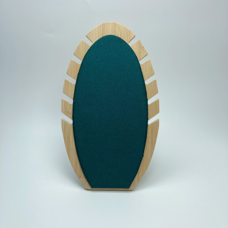 Kivehető láng alakú nyaklánc kiállító állvány bambusz héjjal, fém vázzal, egy szinttel, flanel és PU bőr kivitel