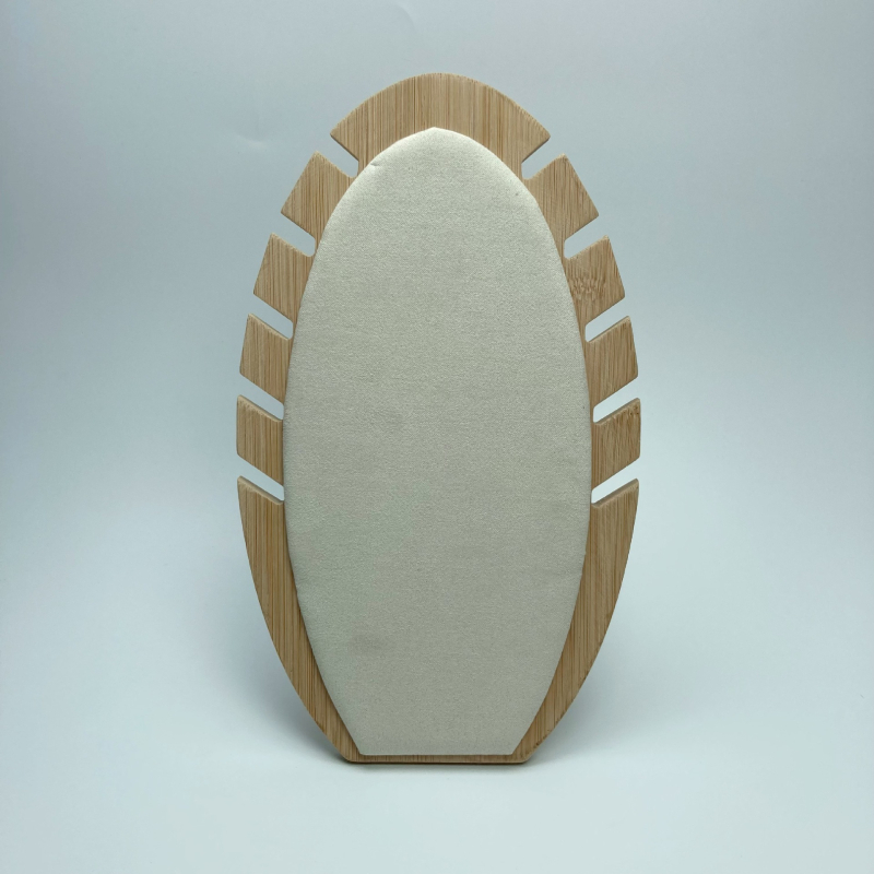 Kivehető láng alakú nyaklánc kiállító állvány bambusz héjjal, fém vázzal, egy szinttel, flanel és PU bőr kivitel