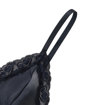 Nailona krūšturis ar trijstūra kausiem, aizmugurēja aizdare, fiksētas dubultās siksnas, plānas formētās kausi, elpojošs materiāls