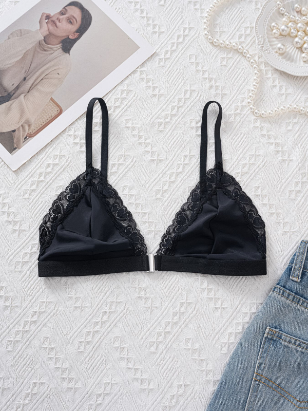 Nailona krūšturis ar trijstūra kausiem, aizmugurēja aizdare, fiksētas dubultās siksnas, plānas formētās kausi, elpojošs materiāls