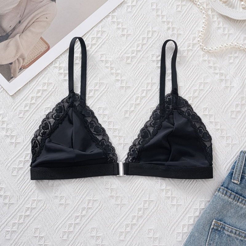 Nailona krūšturis ar trijstūra kausiem, aizmugurēja aizdare, fiksētas dubultās siksnas, plānas formētās kausi, elpojošs materiāls