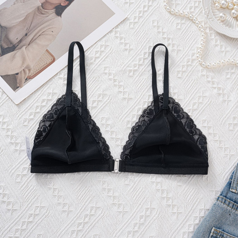 Nailona krūšturis ar trijstūra kausiem, aizmugurēja aizdare, fiksētas dubultās siksnas, plānas formētās kausi, elpojošs materiāls