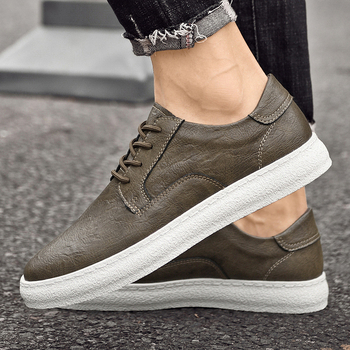 Ανδρικά αθλητικά παπούτσια: επάνω μέρος από δίστρωτο δέρμα αγελάδας, διαπνοή, χαμηλό προφίλ, εσωτερική αύξηση ύψους, κλείσιμο με κορδόνια, συνθετική σόλα