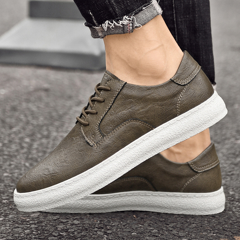 Ανδρικά αθλητικά παπούτσια: επάνω μέρος από δίστρωτο δέρμα αγελάδας, διαπνοή, χαμηλό προφίλ, εσωτερική αύξηση ύψους, κλείσιμο με κορδόνια, συνθετική σόλα