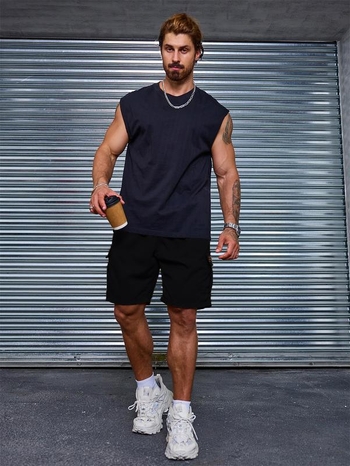 Vīriešu šorti - jēra vilnas flīsa audums, taisns piegriezums, garš kāju garums, vidēja elastība, ielu stils