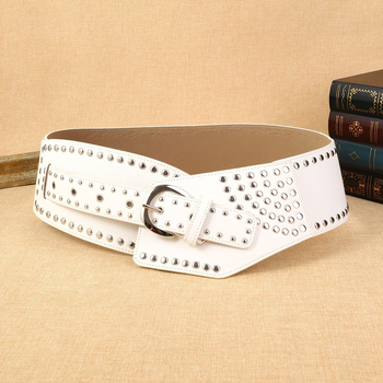 Γυναικεία ασύμμετρη ζώνη από συνθετικό δέρμα σε στυλ ρετρό-εθνο-λογοτεχνικό, με αγκράφα από ψευδάργυρο· πλάτος άνω των 4 εκ· κούμπωμα με πόρπη· επίστρωση: πατενταρισμένο δέρμα