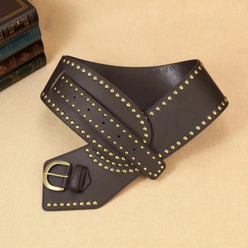 Γυναικεία ασύμμετρη ζώνη από συνθετικό δέρμα σε στυλ ρετρό-εθνο-λογοτεχνικό, με αγκράφα από ψευδάργυρο· πλάτος άνω των 4 εκ· κούμπωμα με πόρπη· επίστρωση: πατενταρισμένο δέρμα