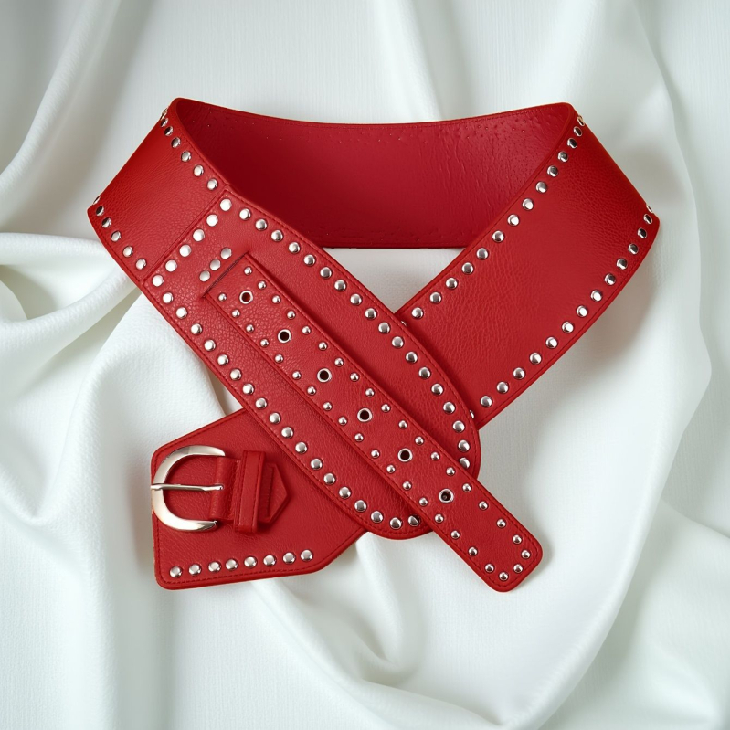 Sieviešu asimetriska plata josta no mākslīgās ādas ar cinka sakausējuma sprādzi; platums >4 cm; aizdare ar sprādzi; apdare: patentētā āda; stils: literāri retro