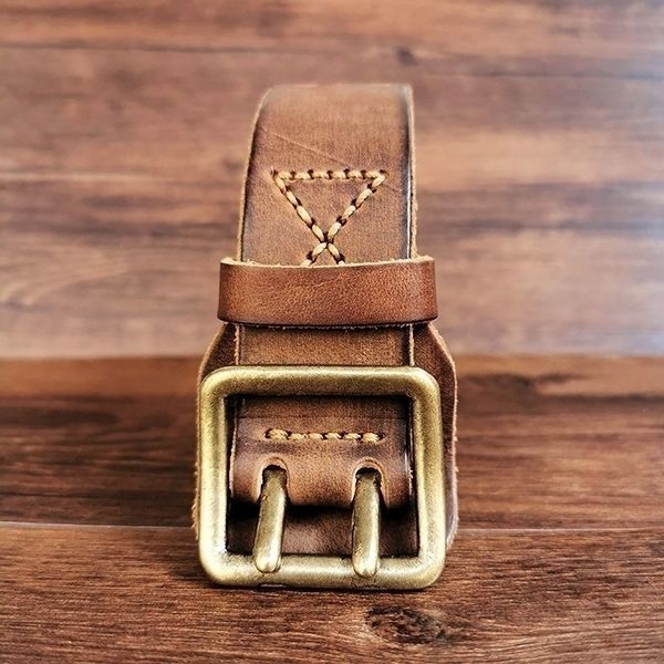 Augstas kvalitātes pirmās kārtas liellopa ādas josta ar vintage nolietojuma apdari, izmazgāts ikdienas stils, dubultrindu sprādze ar pinu, šaurs platums (<2 cm)