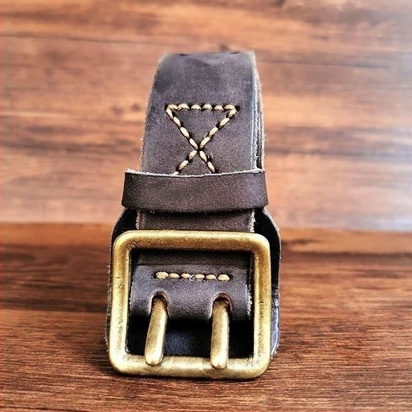 Opasok z kože prvej vrstvy s vintage opotrebovaným vzhľadom, praný ležérny štýl, dvojradová spona s kolíkom, tenká šírka (<2 cm)