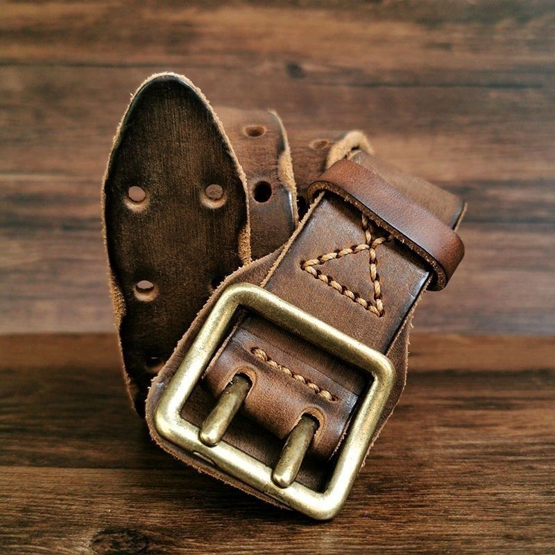 Augstas kvalitātes pirmās kārtas liellopa ādas josta ar vintage nolietojuma apdari, izmazgāts ikdienas stils, dubultrindu sprādze ar pinu, šaurs platums (<2 cm)