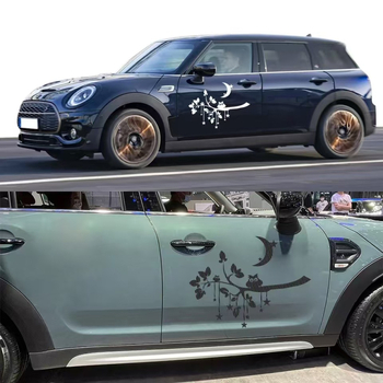 Automobiļa uzlīme ar radošu spalvu tauriņu grupas dizainu; vinila līmēta uzlīme; sānu durvju līniju dekors