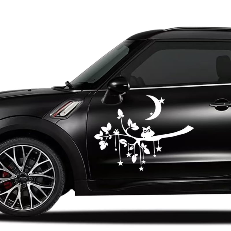 Automobiļa uzlīme ar radošu spalvu tauriņu grupas dizainu; vinila līmēta uzlīme; sānu durvju līniju dekors