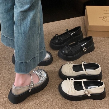 Γυναικείοι loafers με PU πάνω μέρος, στρογγυλό άκρο, παχύ τακούνι 6–8 εκ., κλείσιμο με ένα λουράκι και αγκράφα, σόλα από καουτσούκ