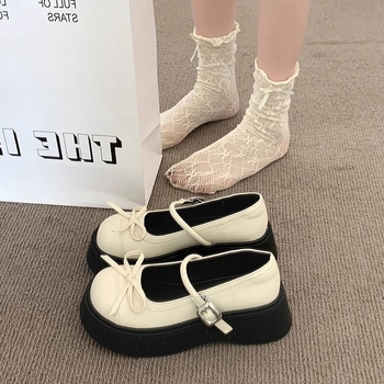 Γυναικείοι loafers με PU πάνω μέρος, στρογγυλό άκρο, παχύ τακούνι 6–8 εκ., κλείσιμο με ένα λουράκι και αγκράφα, σόλα από καουτσούκ