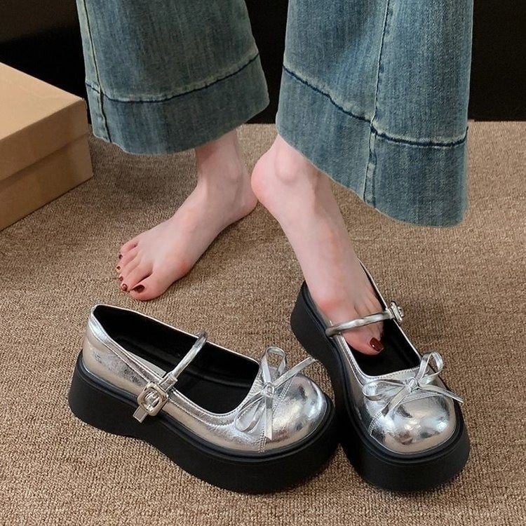 Дамски лоуфър с PU горна част, кръгъл нос, дебел ток 6–8 см, закопчване с една катарама, гумирана подметка