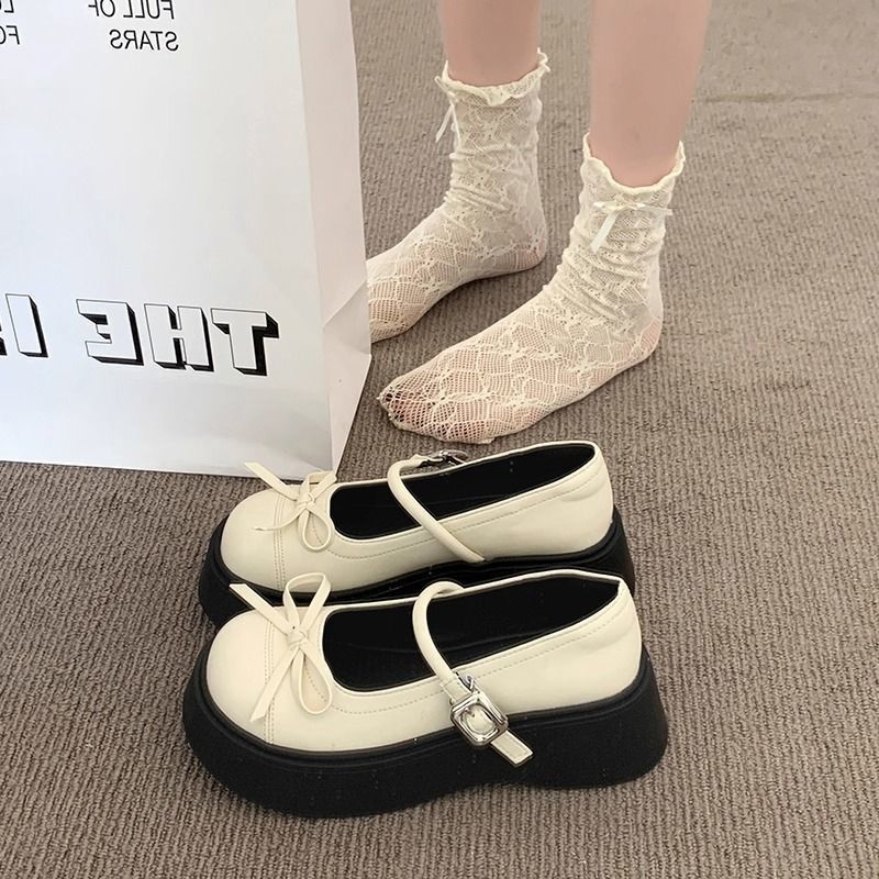 Дамски лоуфър с PU горна част, кръгъл нос, дебел ток 6–8 см, закопчване с една катарама, гумирана подметка