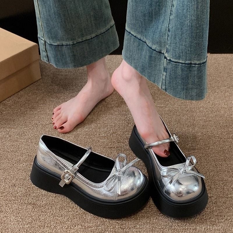 Дамски лоуфър с PU горна част, кръгъл нос, дебел ток 6–8 см, закопчване с една катарама, гумирана подметка