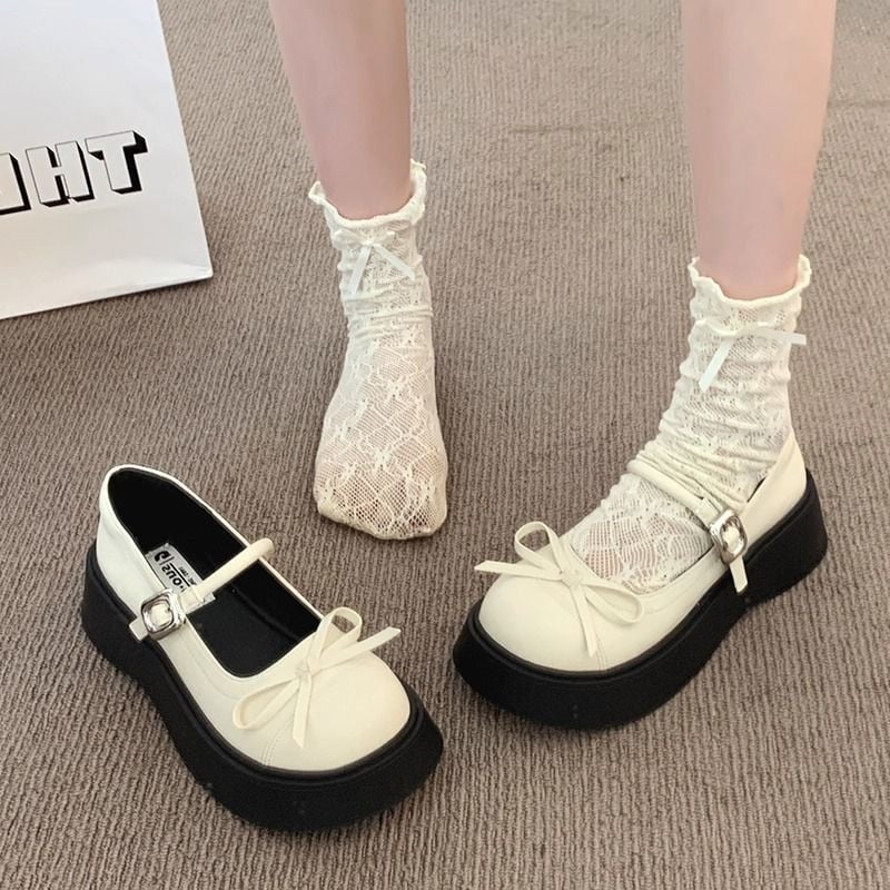 Дамски лоуфър с PU горна част, кръгъл нос, дебел ток 6–8 см, закопчване с една катарама, гумирана подметка