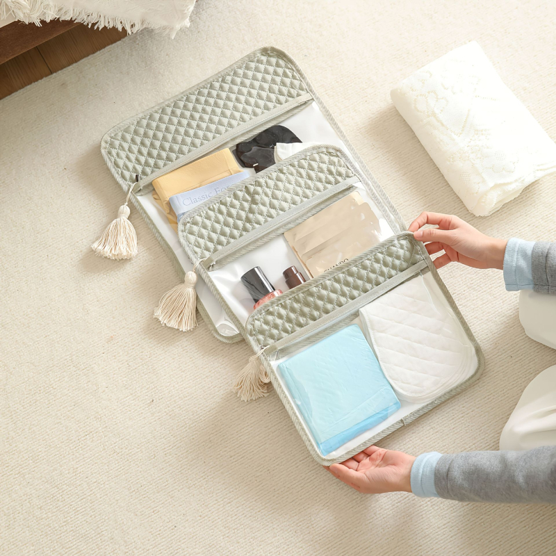 Rankinės stiliaus kelioninė rankinė, poliesteris, daugiafunkcinė, universali taikymo sritis, skirta kelionėms ir makiažo laikymui.