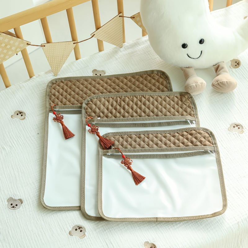 Rankinės stiliaus kelioninė rankinė, poliesteris, daugiafunkcinė, universali taikymo sritis, skirta kelionėms ir makiažo laikymui.