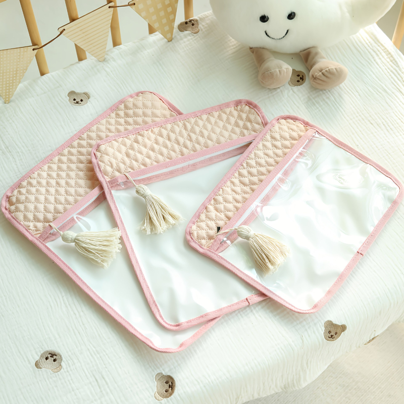 Rankinės stiliaus kelioninė rankinė, poliesteris, daugiafunkcinė, universali taikymo sritis, skirta kelionėms ir makiažo laikymui.