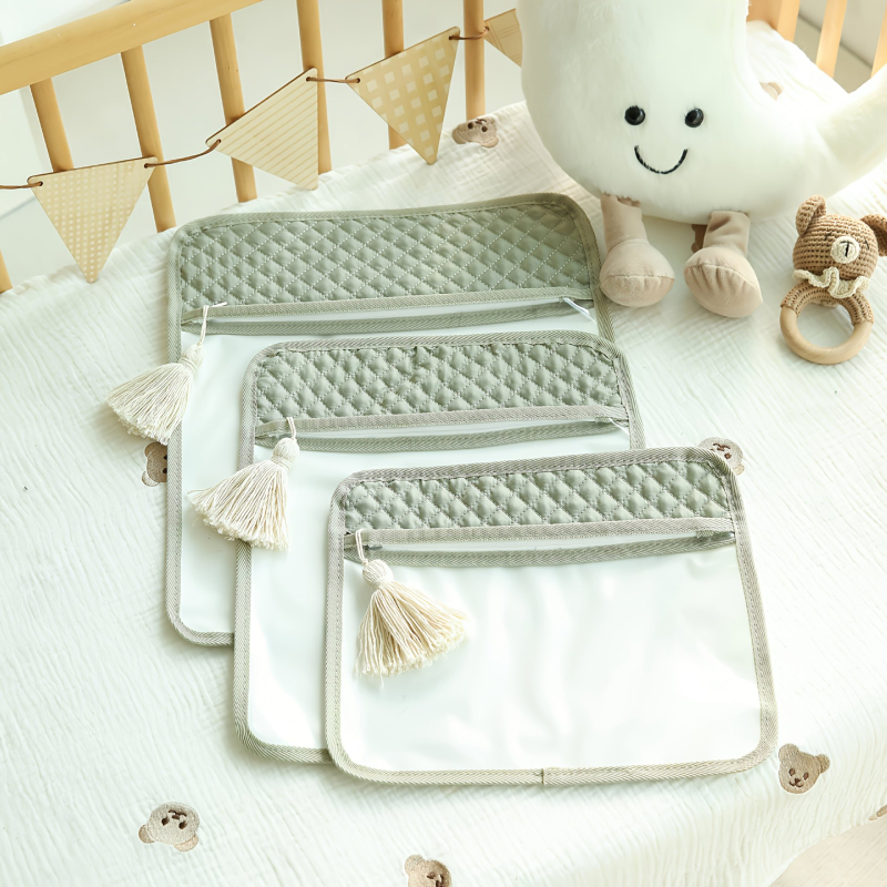 Rankinės stiliaus kelioninė rankinė, poliesteris, daugiafunkcinė, universali taikymo sritis, skirta kelionėms ir makiažo laikymui.