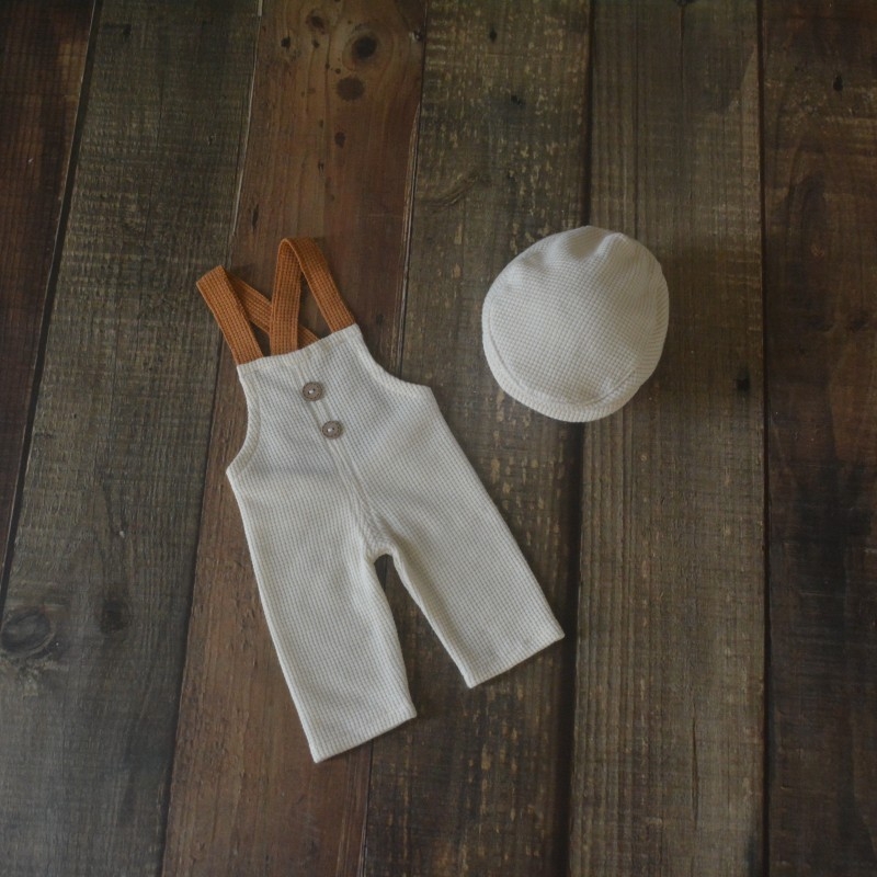 Zīdaiņu fotogrāfiju komplekts ar kapuci, biksēm ar siksniņām un cepuri, universāls, poliestera–kokvilnas maisījums (65% poliesters, 35% kokvilna), garās piedurknes, zīdaiņiem 0–12 mēneši