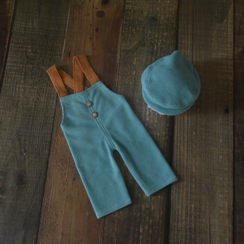 Zīdaiņu fotogrāfiju komplekts ar kapuci, biksēm ar siksniņām un cepuri, universāls, poliestera–kokvilnas maisījums (65% poliesters, 35% kokvilna), garās piedurknes, zīdaiņiem 0–12 mēneši