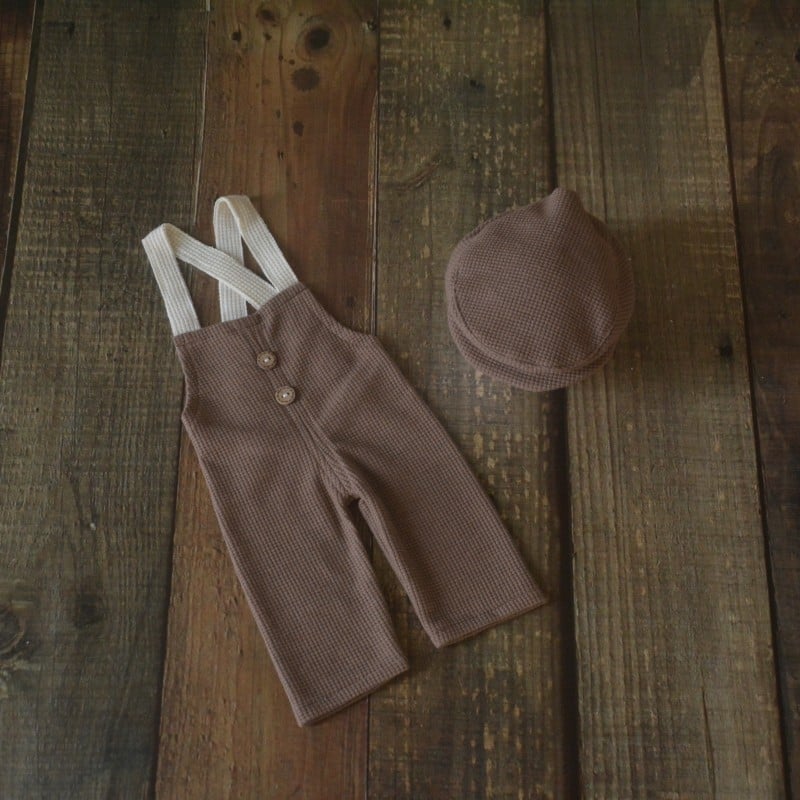 Zīdaiņu fotogrāfiju komplekts ar kapuci, biksēm ar siksniņām un cepuri, universāls, poliestera–kokvilnas maisījums (65% poliesters, 35% kokvilna), garās piedurknes, zīdaiņiem 0–12 mēneši