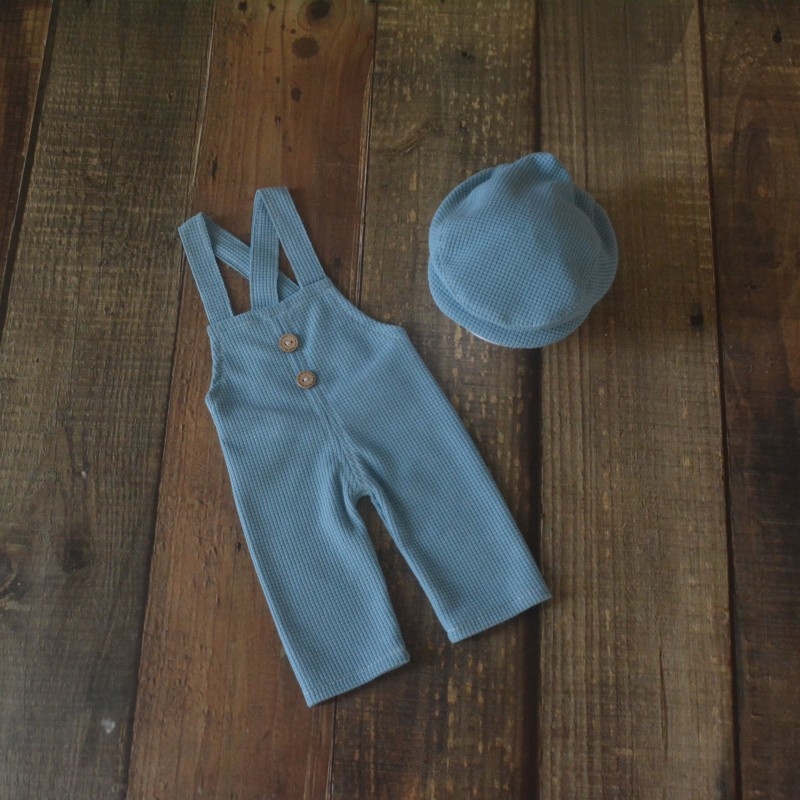 Zīdaiņu fotogrāfiju komplekts ar kapuci, biksēm ar siksniņām un cepuri, universāls, poliestera–kokvilnas maisījums (65% poliesters, 35% kokvilna), garās piedurknes, zīdaiņiem 0–12 mēneši