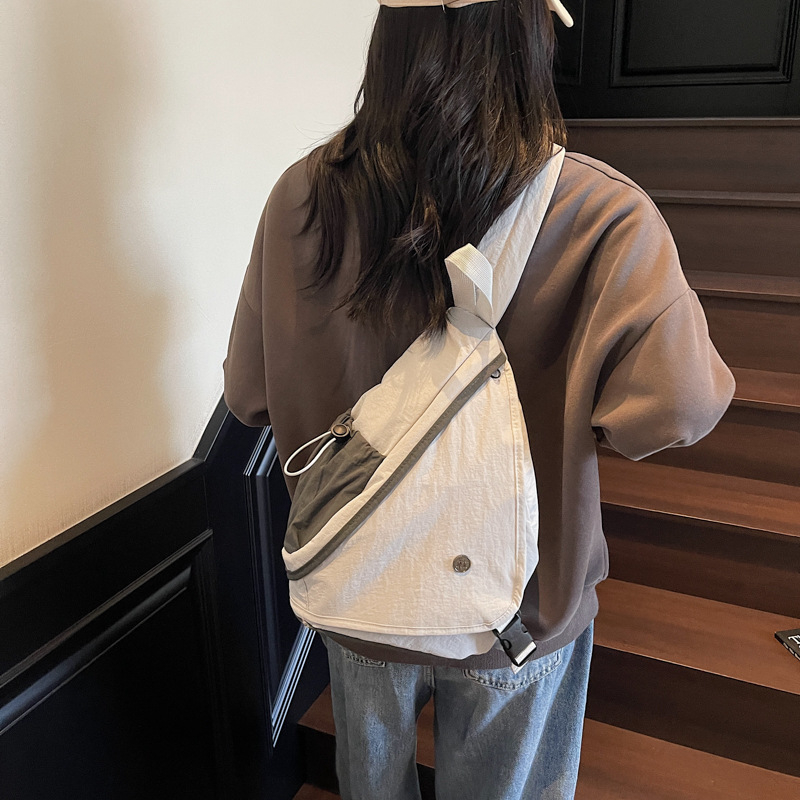 Lauko sporto krūtinės krepšys, užtrauktuko užsegimas, paslėpta kišenė su užtrauktuku, drobė, poliesterio pamušalas