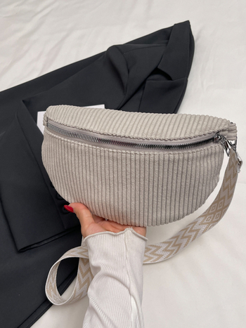 Kanvas crossbody soma, spilvena forma, rāvējslēdzēja aizvērums, viena siksna