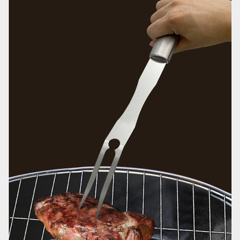 Σετ εργαλείων μπάρμπεκιου για εξωτερικούς χώρους με λαβές από σωληνωτό ανοξείδωτο ατσάλι: πιρούνι, σπατούλα και κλιπ σε αλουμινένιο κουτί