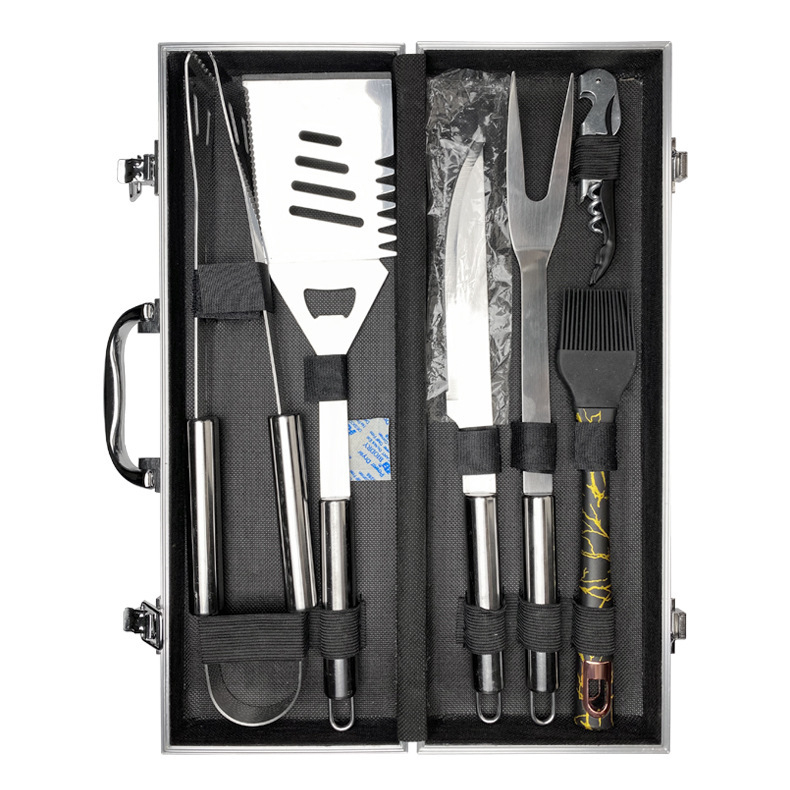 Σετ εργαλείων μπάρμπεκιου για εξωτερικούς χώρους με λαβές από σωληνωτό ανοξείδωτο ατσάλι: πιρούνι, σπατούλα και κλιπ σε αλουμινένιο κουτί