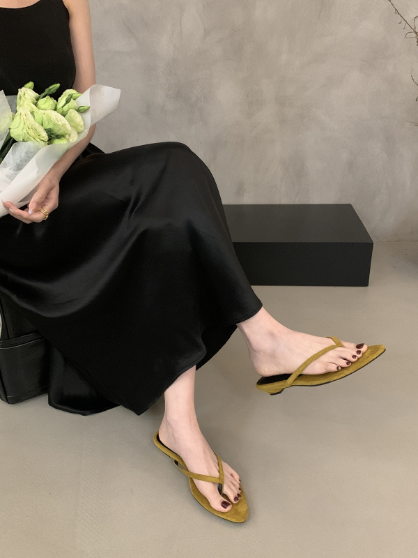 Női szandálok hegyes orral és klínes sarokkal, velúr felsőrész, gumitalp, Koreai stílus, Tavasz 2025