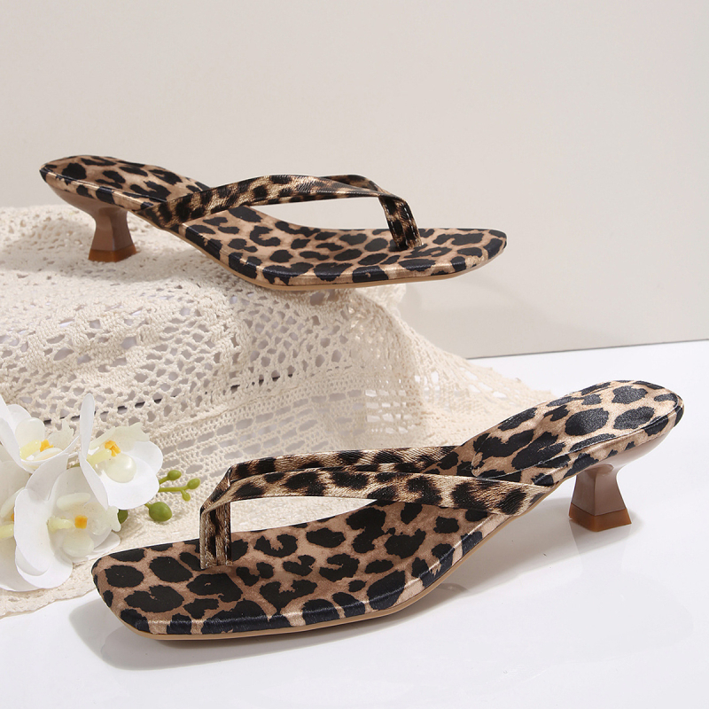 Leopard uzorak thong sandale s niskom petom, kvadratni vrh, PU gornji dio, gumeni potplat — ljeto 2025, europsko-americki stil