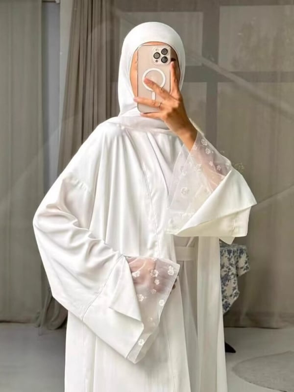 Abaja divu daļu komplekts ar ziedu patchwork dizainu, mežģīņu apdare, garas piedurknes, poliesters 95%+, kods K118