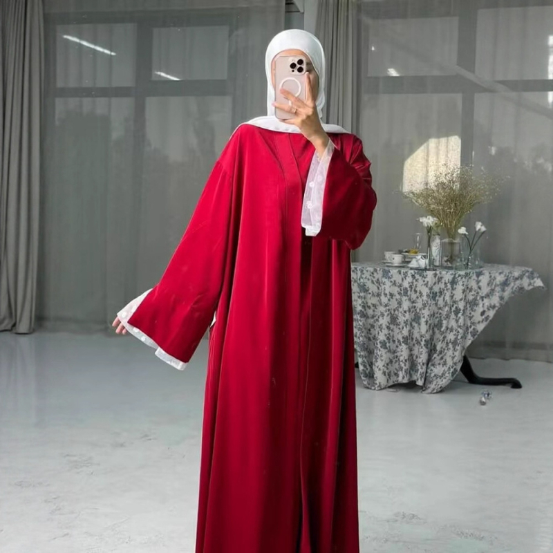 Abaja divu daļu komplekts ar ziedu patchwork dizainu, mežģīņu apdare, garas piedurknes, poliesters 95%+, kods K118