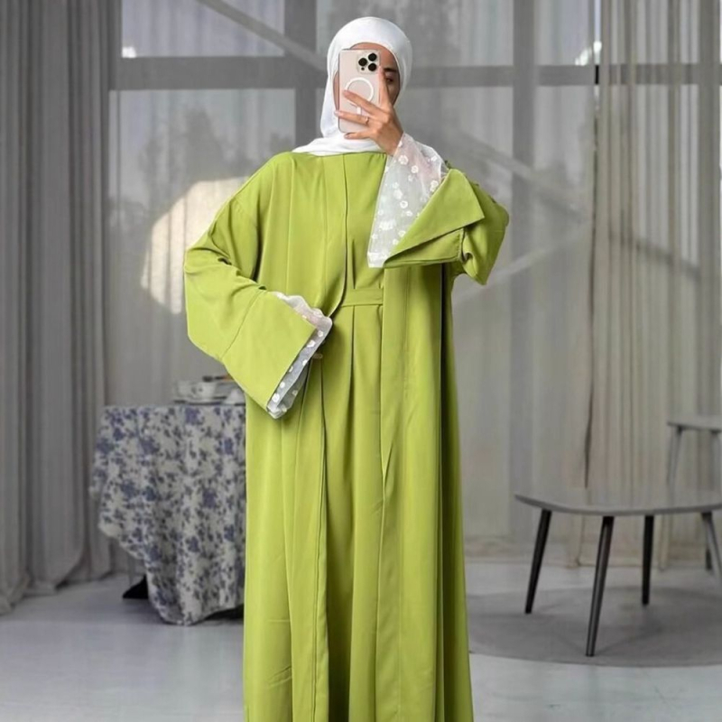 Abaja divu daļu komplekts ar ziedu patchwork dizainu, mežģīņu apdare, garas piedurknes, poliesters 95%+, kods K118