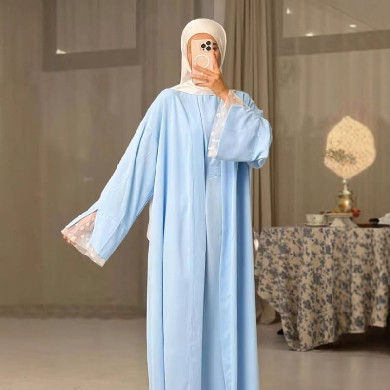 Abaja divu daļu komplekts ar ziedu patchwork dizainu, mežģīņu apdare, garas piedurknes, poliesters 95%+, kods K118