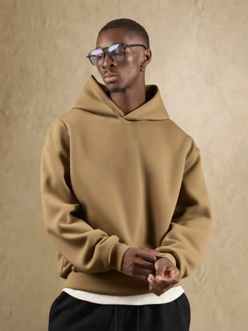 Kapučiuotas fliso džemperis su vidiniu flisu, vienos spalvos, apvalus kaklas, ilgos rankovės, laisvas kirpimas, poliesteris 96%+