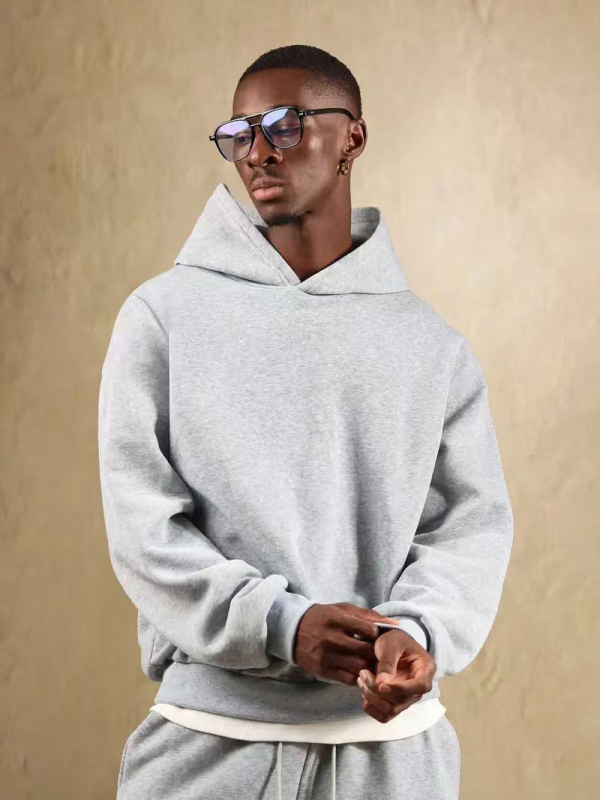 Kapučiuotas fliso džemperis su vidiniu flisu, vienos spalvos, apvalus kaklas, ilgos rankovės, laisvas kirpimas, poliesteris 96%+