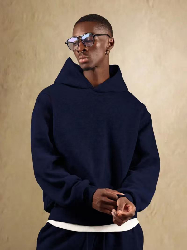 Kapučiuotas fliso džemperis su vidiniu flisu, vienos spalvos, apvalus kaklas, ilgos rankovės, laisvas kirpimas, poliesteris 96%+